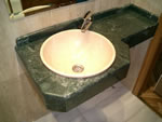 Encimera de baño de mármol Verde con lavabo de mármol Crema Marfil. Mármoles Feymar